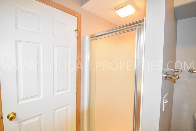 Building Photo - 2 Bedroom 2 bath Town Home in West Des Moines