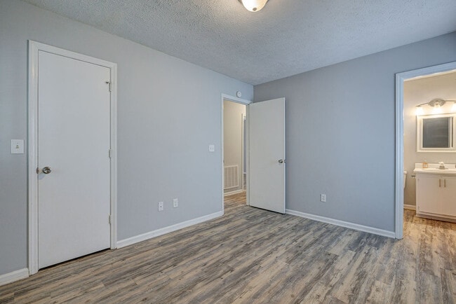 Building Photo - 617 Varsity Dr