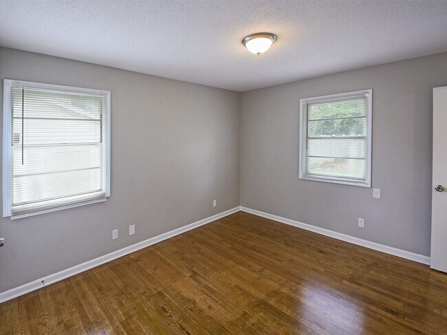 Building Photo - UPDATED & CUTE 3 bed, 2 bath home.