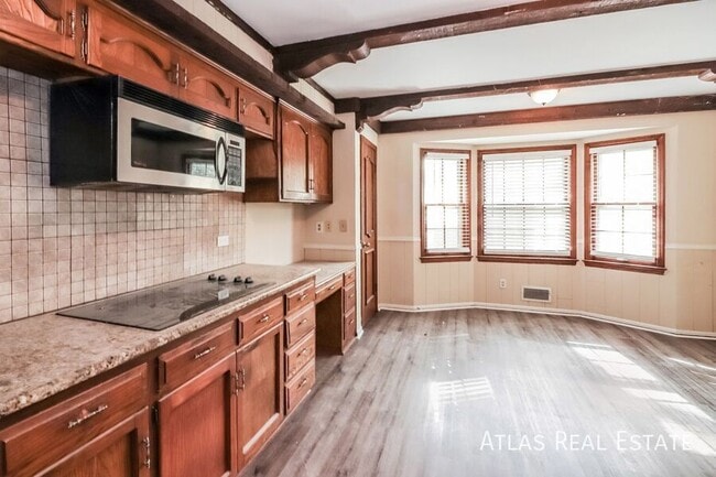 Building Photo - 9011 W 105th St