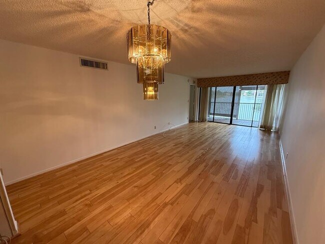 Building Photo - 6215 Coral Lake Dr