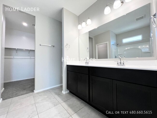 Building Photo - Modern 3-Bedroom, 2-Bath Home with Spaciou...