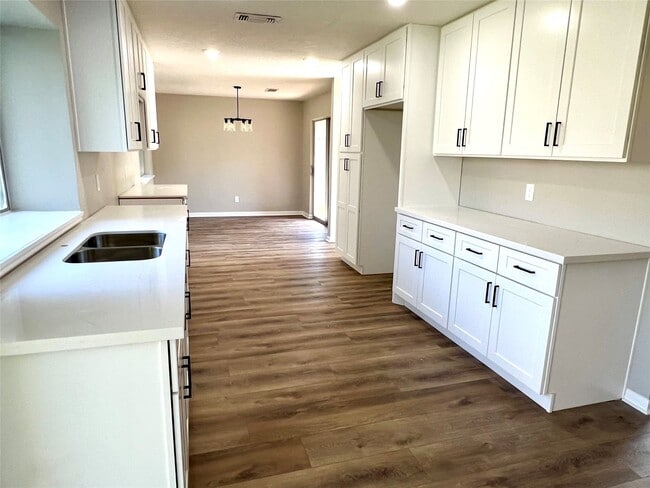 Building Photo - 305 Heathgate Dr