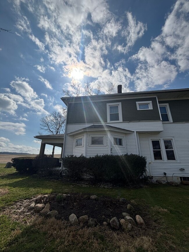 Building Photo - 4 Bedroom, 2 Bathroom House