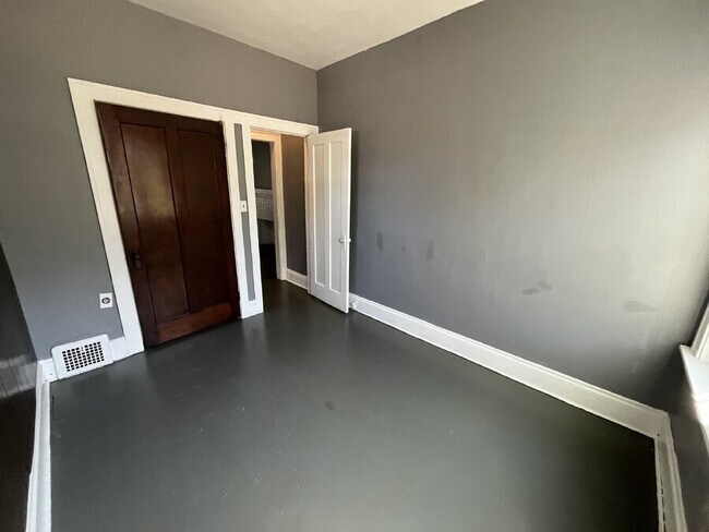 Building Photo - 1471 Ridgewood Ave