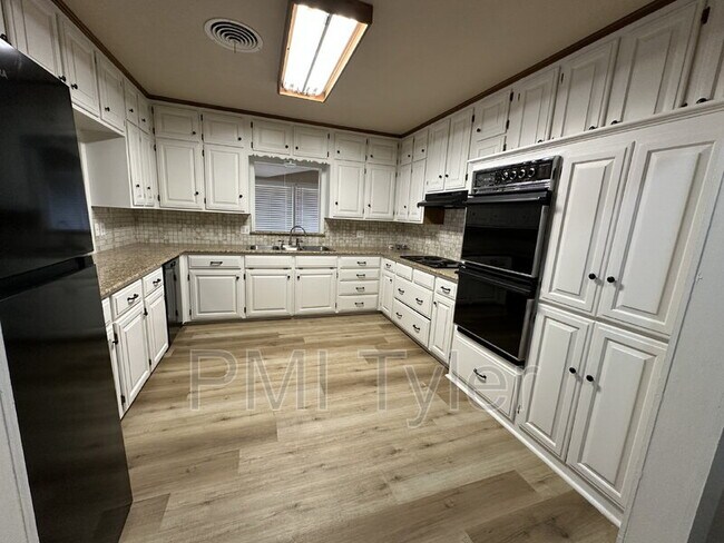 Building Photo - 343 Bonner St