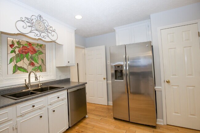 Building Photo - 806 Sumac Ln
