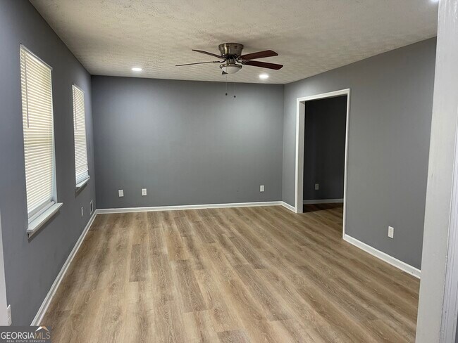 Building Photo - 235 Deerfield Dr