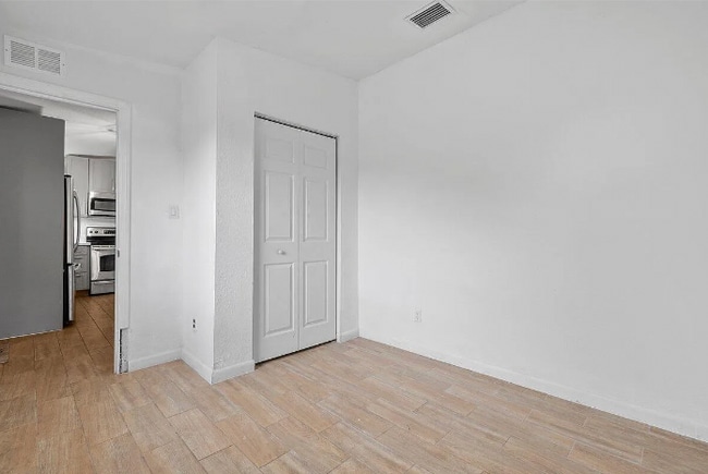 Building Photo - 3421 Pinewood Ave