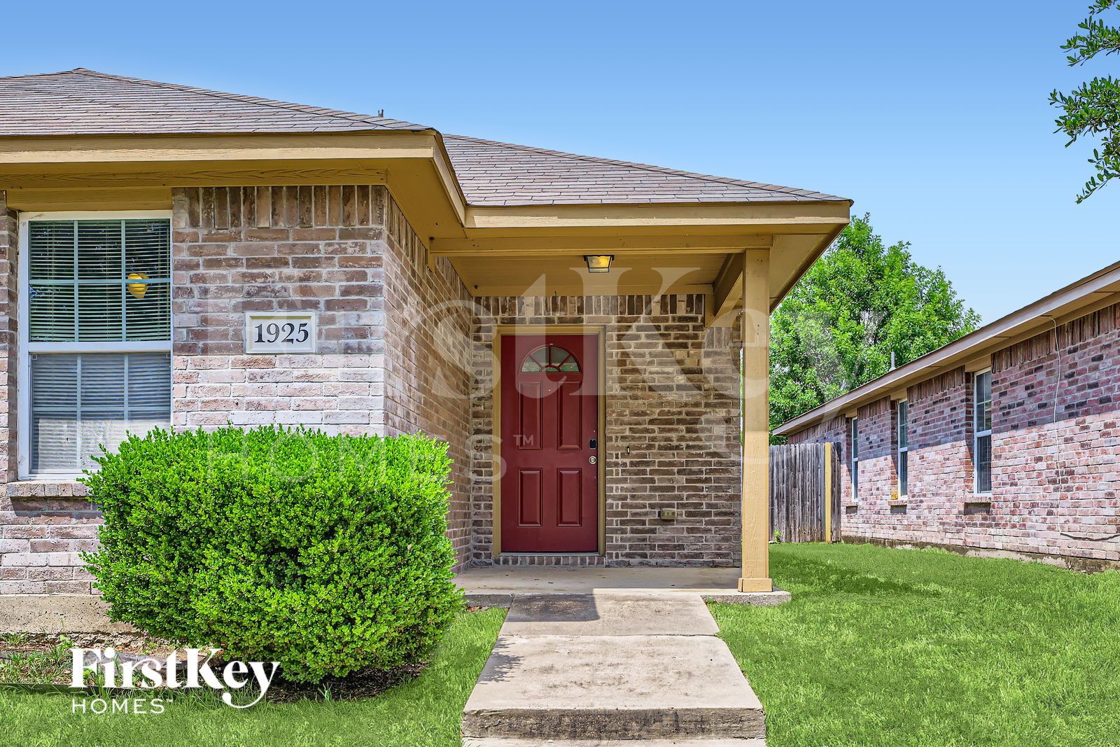 Building Photo - 1925 Cross Oaks Dr