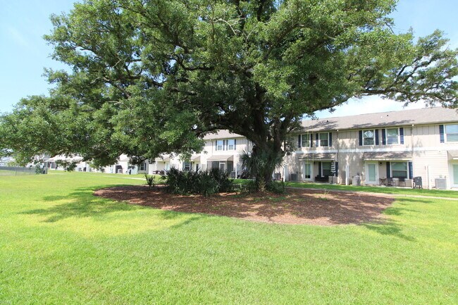 Building Photo - Spacious 3-Bed, 2.5-Bath Townhome Steps from Blue Wahoos Stadium & Palafox Street with Upgraded K...