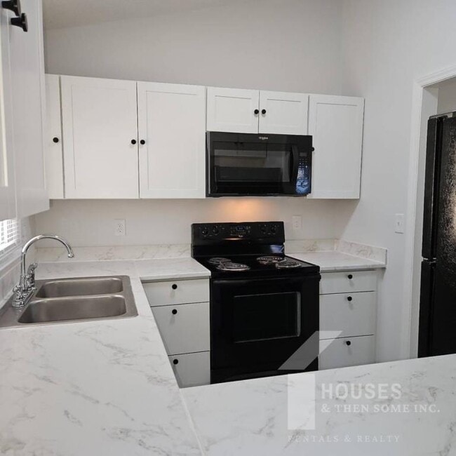 Building Photo - 10 River Ct