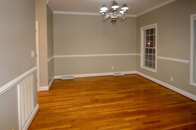 Building Photo - 332 Wyndhurst
