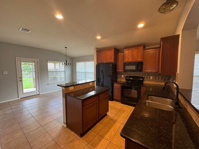 Building Photo - Freshly Renovated Midway ISD Home