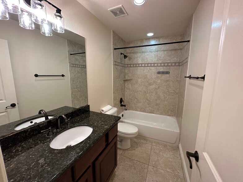 Building Photo - 6353 Richmond Ave