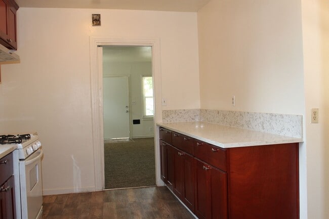 Building Photo - Recently Updated 2 Bedroom Duplex!!!
