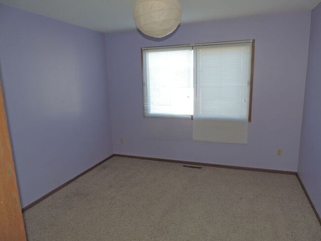 Building Photo - $1425 | 2 Bedroom + Den, 2.5 Bathroom TOWN...