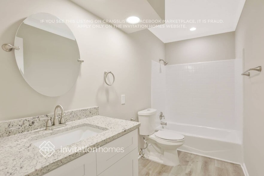 Building Photo - 5421 S Lake Dr