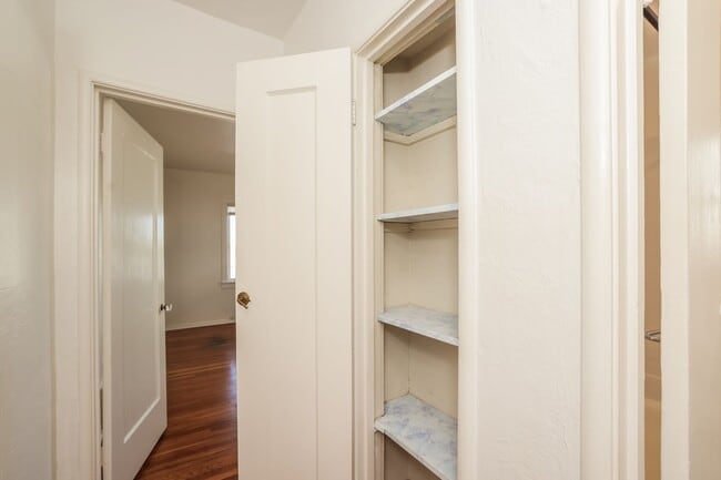 Building Photo - Available 2 Bedroom Home In Redwood Heights!