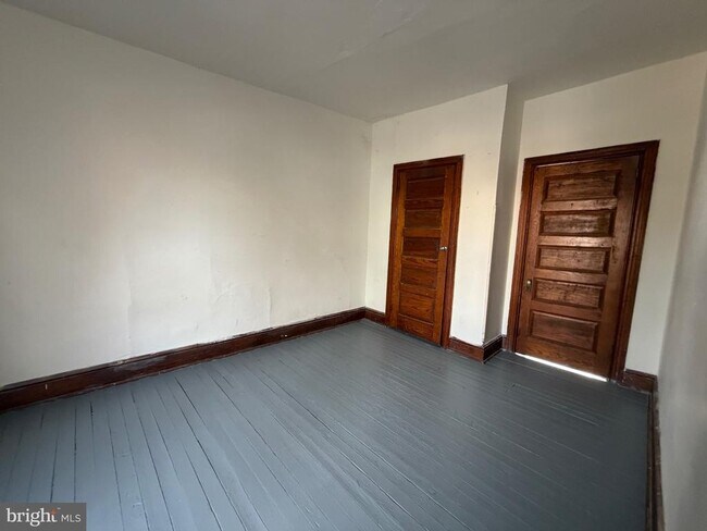 Building Photo - 347 E King St