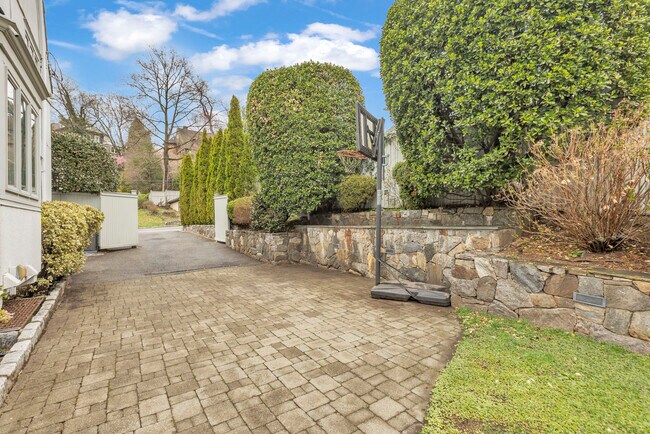 Building Photo - 42 Tanglewylde Ave