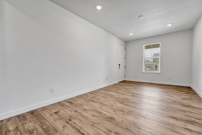 Building Photo - $4,450.00, 5 bed, 4.5-bath located in Broo...