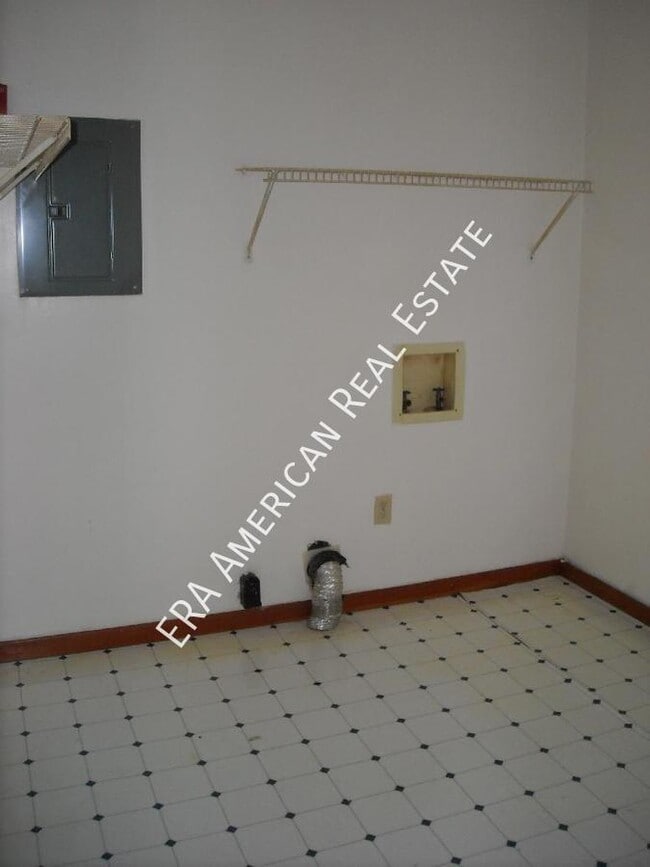 Building Photo - 130 Hampton Dr