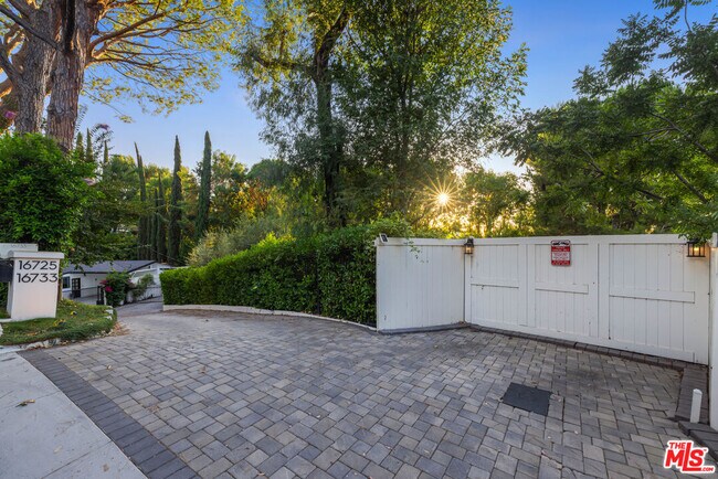 Building Photo - 16725 Oak View Dr
