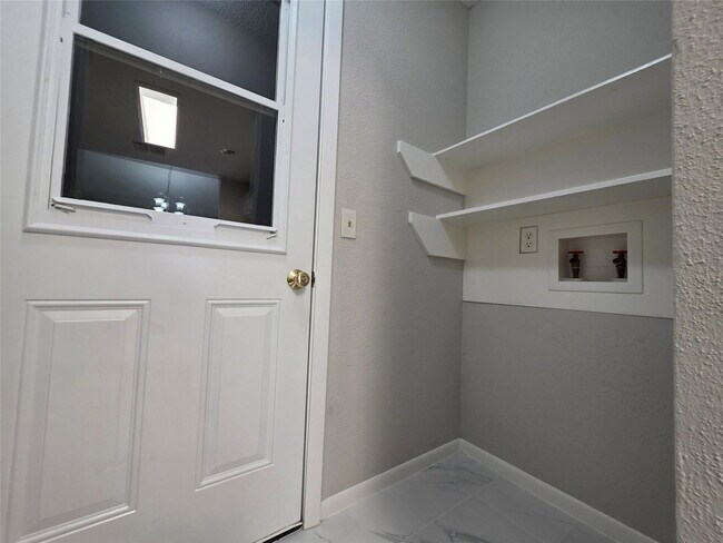 Building Photo - East Heatherock Circle, Sugar Land, TX 77479 - 3 BR 2 BA single-family home