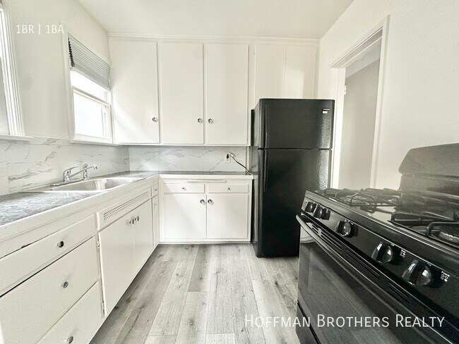 Building Photo - 6857 Willoughby Ave