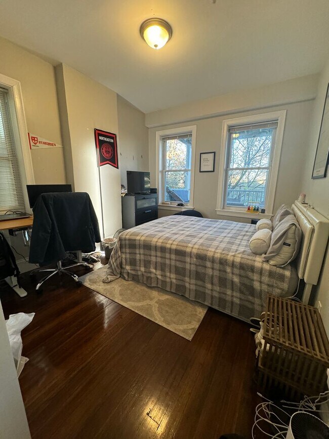 Building Photo - Great 4 bedroom w/ 2 full bathrooms - Northeastern