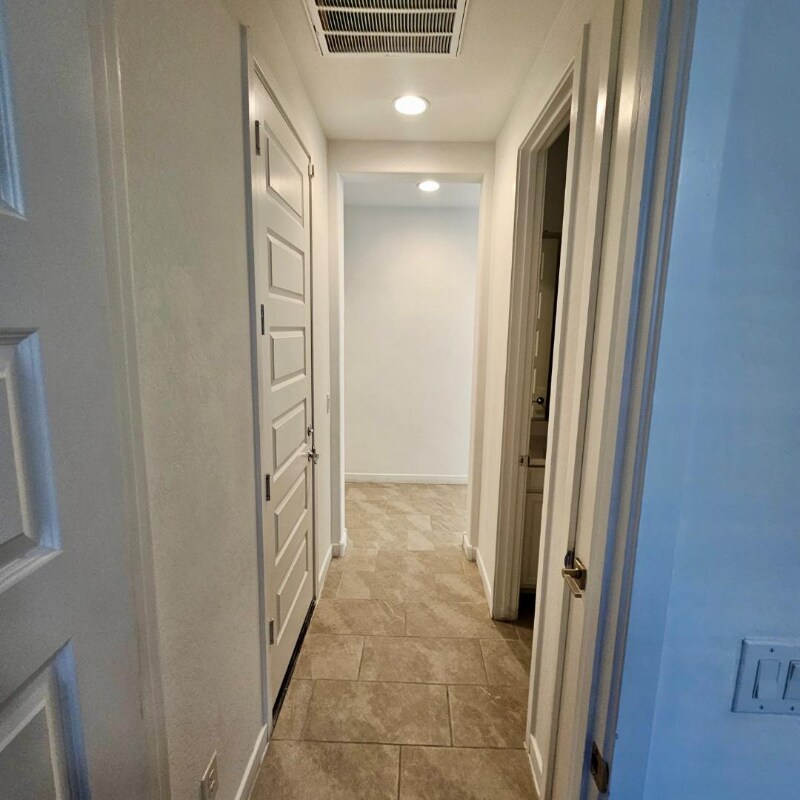 Building Photo - 1660 W Paseo Way