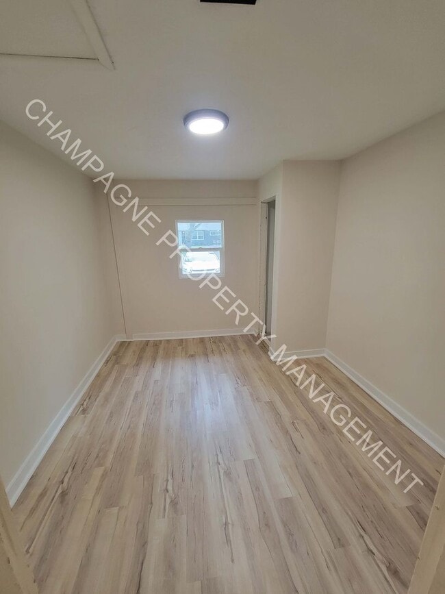 Building Photo - Large home in Ruskin!