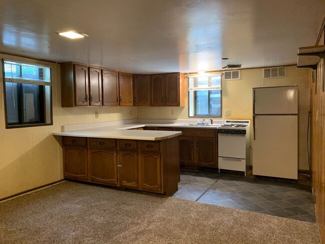 Building Photo - 5 Bedroom Across from NDSU!!