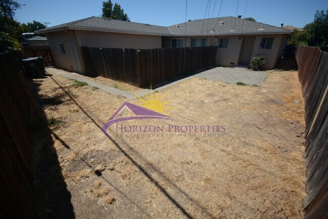 Building Photo - 2252/2254 Royale Rd