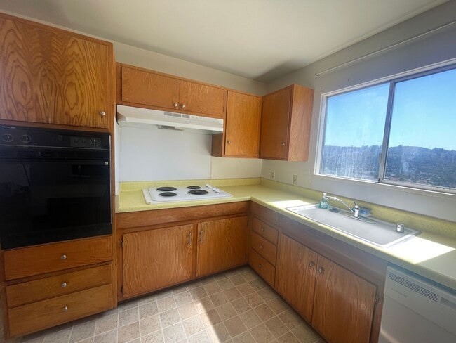 Building Photo - A 3 bedroom and 2 bathroom home in San Bruno!
