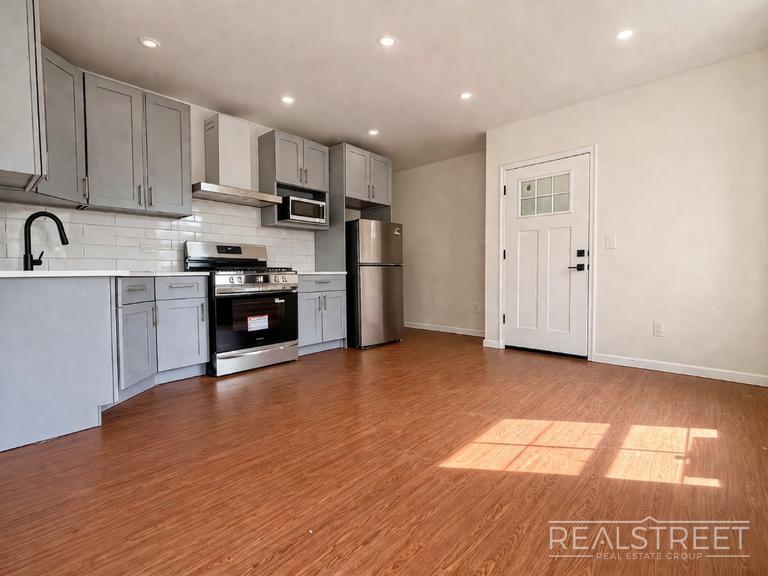 Building Photo - Sun-Filled 2 Bed / 2 Bath w/ King Primary, Walk-In Closet – Steps from Gates J