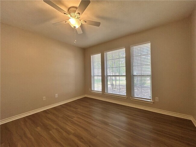 Building Photo - 3619 Vienna Dr