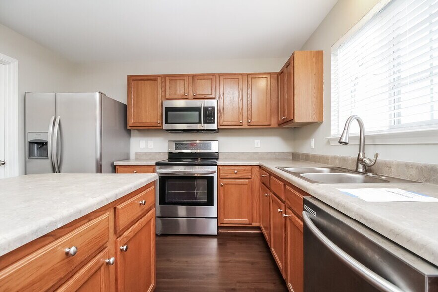 Building Photo - 214 Briarcotes Cir