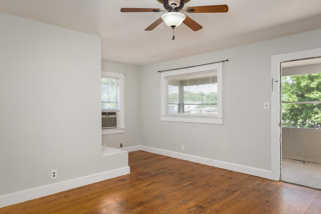 Building Photo - 525 N Chestnut St