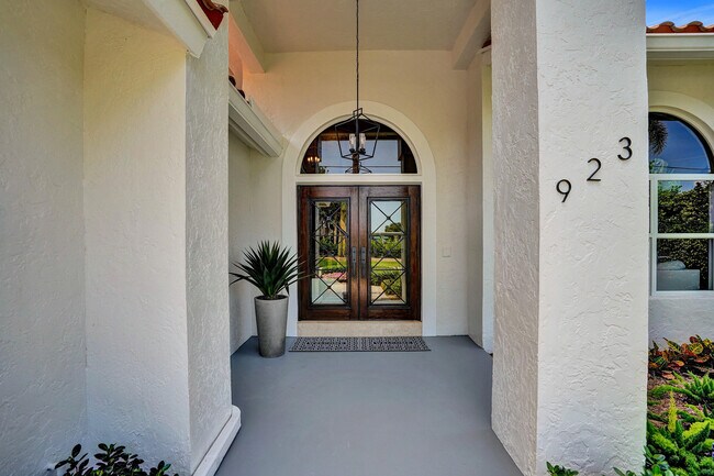 Building Photo - 923 Dogwood Dr