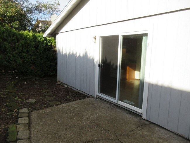 Building Photo - Spacious Two Bedroom Duplex