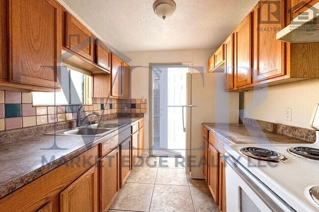 Building Photo - 3Bed/2Bath House-32nd ST/THOMAS! $199 MOVE...