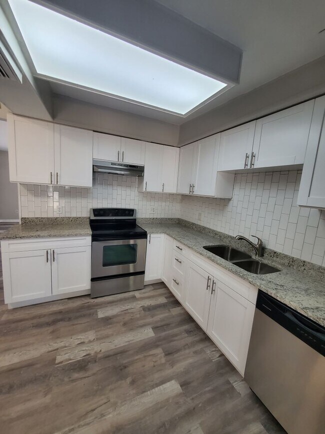 Building Photo - Large 3bdrm/2bath Home with garage & carpo...