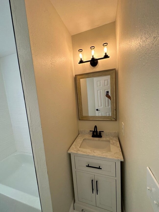Building Photo - Fully Renovated 4/1-Single Family  Availab...