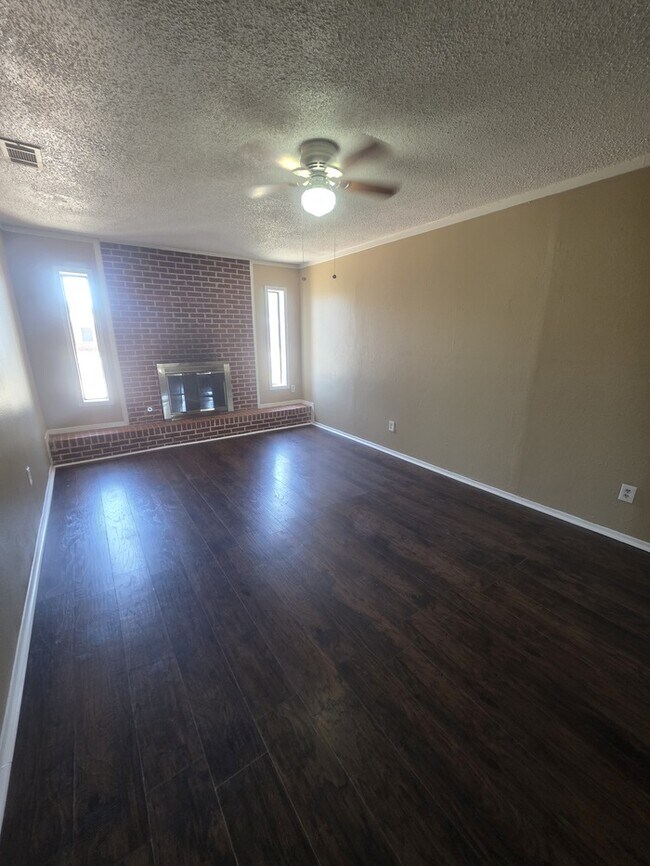 Building Photo - 711 Ruby Dr