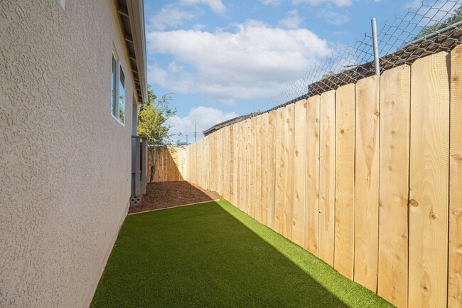 Building Photo - 835-837 W 3rd Ave