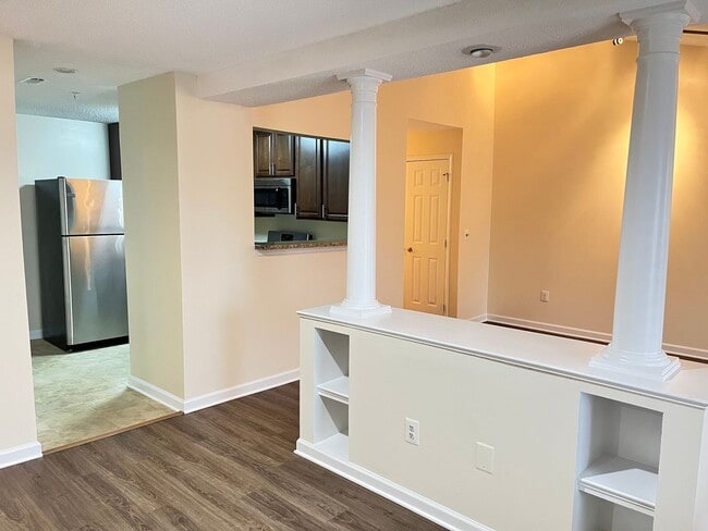 Building Photo - Beautiful 2 bed/2 bath condo in Reston...walk to RESTON TOWN CENTER!!