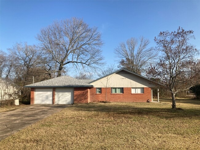 Building Photo - 1942 Center St