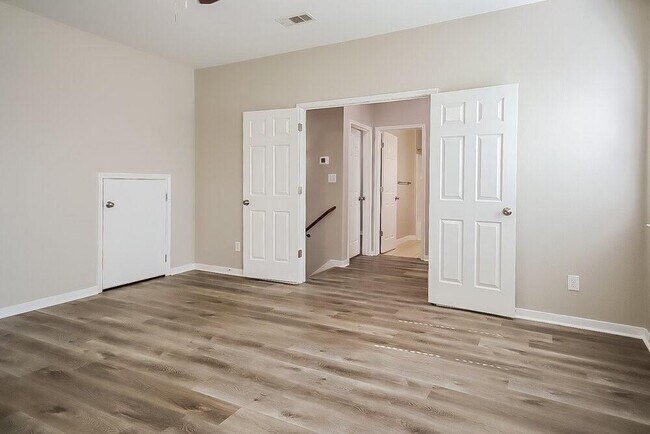 Building Photo - 2407 Lexington Park Dr
